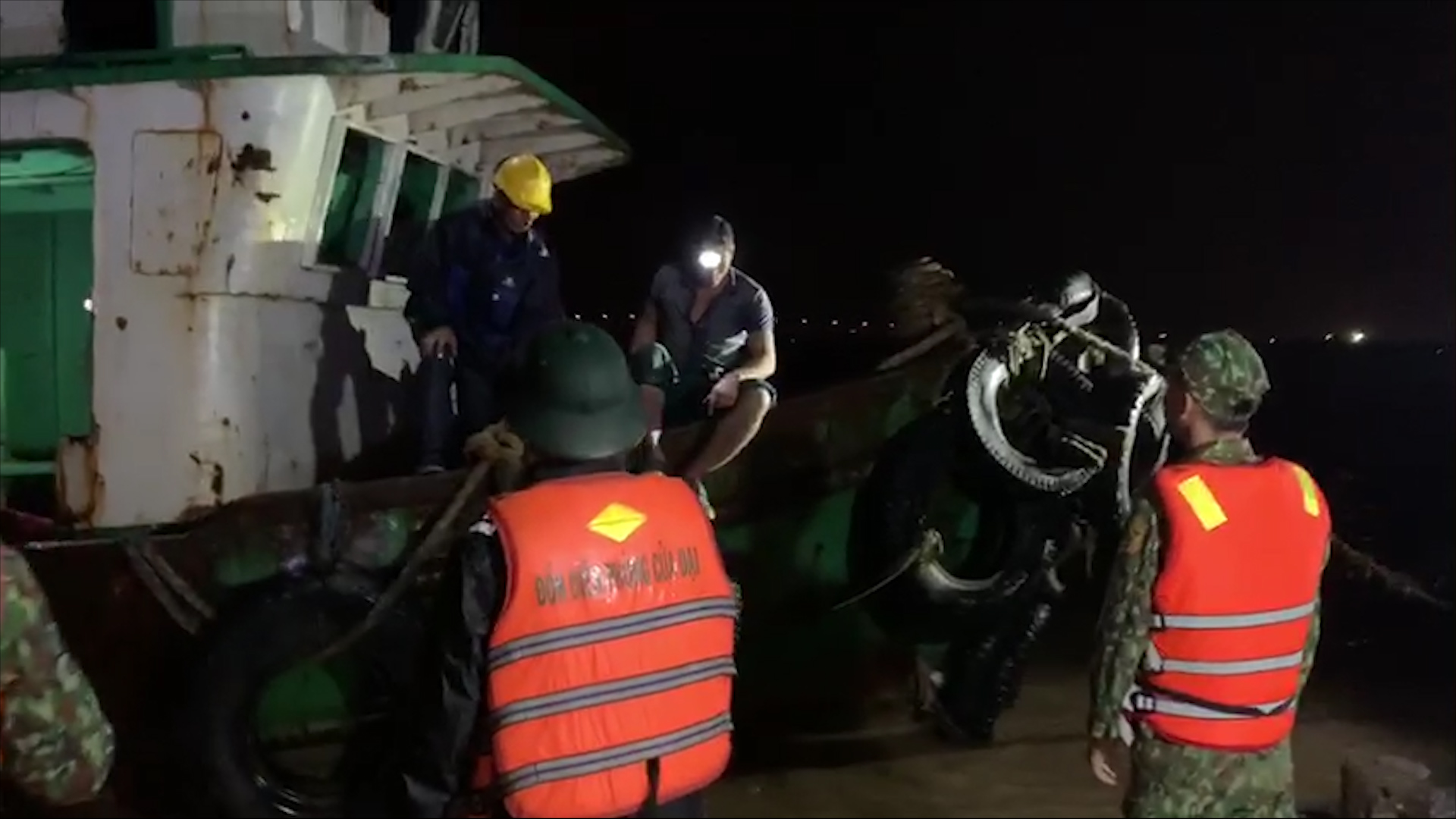 Kịp thời đưa 6 công nhân bị trôi dạt vào bờ an toàn 